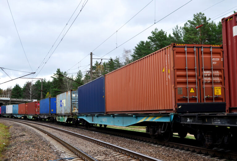 Intermodaler Transport, Zug, Schienen, Container