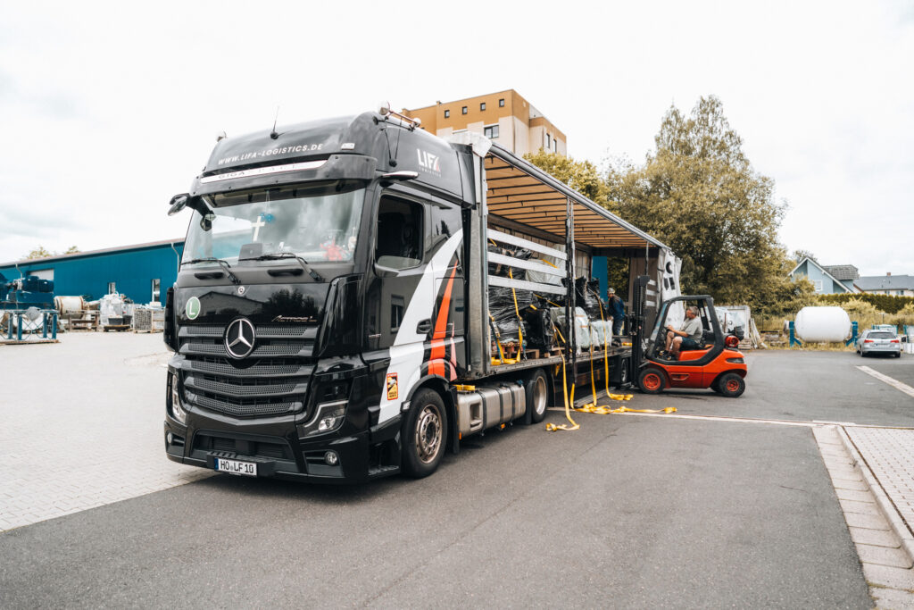 Teil- und Komplettladung, seitlichliche LKW Beladung mit dem Gabelstapler